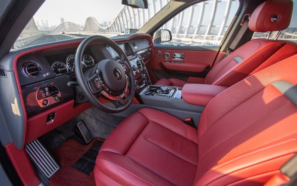  Grey Rolls Royce Cullinan Photo 3